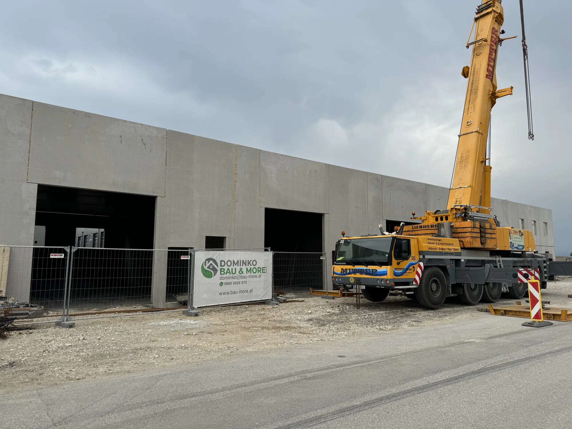 Baustelle von Dominko Bau & More mit Kran und Firmenschild